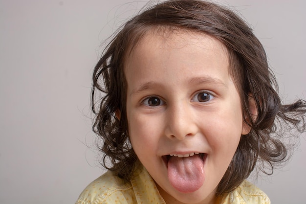 Niño muestra su lengua como Einstein