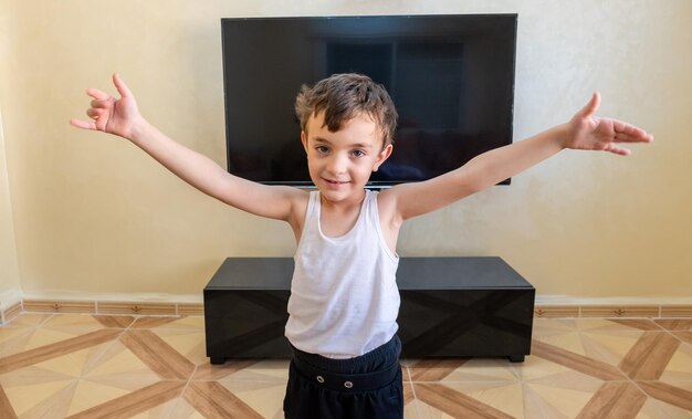 Niño musulmán árabe feliz con camisa