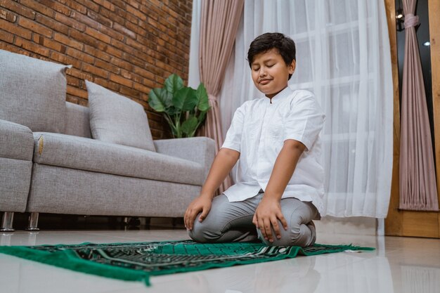 Niño musulmán confiado en una camisa de Koko