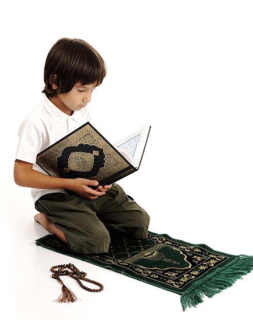 Niño musulmán rezando - serie de fotos relacionadas que muestran la oración completa