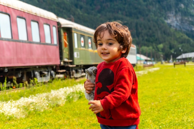 Niño muy feliz en la antigua estación de tren de Canfranc en los Pirineos España