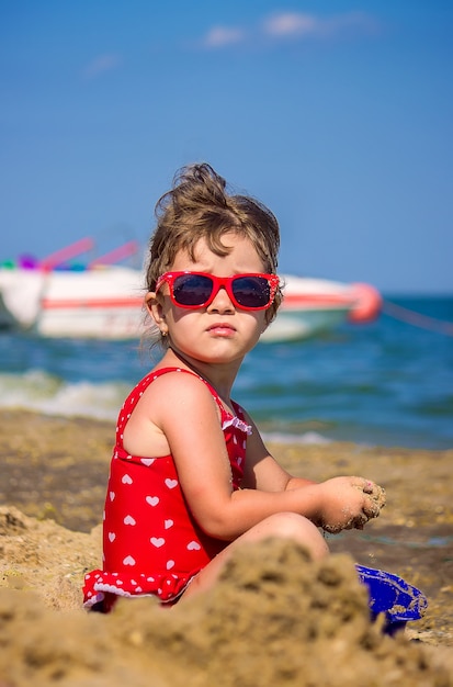 Un niño nada en una piscina con un salvavidas.