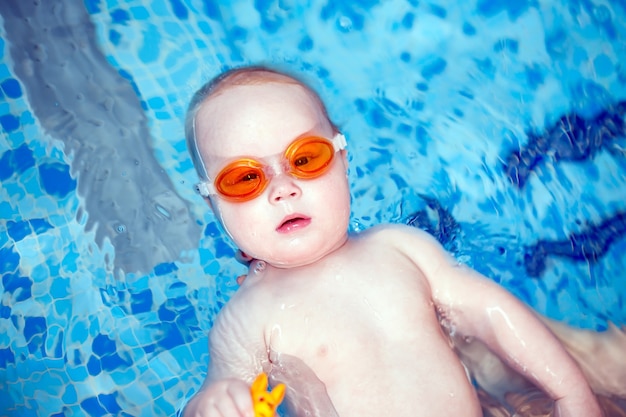 Niño nada en la piscina