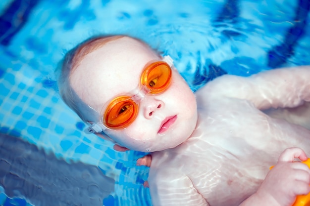 Niño nada en la piscina