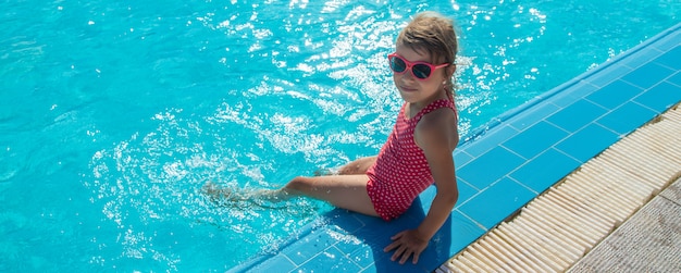 El niño nada y se zambulle en la piscina.