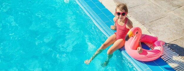 El niño nada y se zambulle en la piscina.