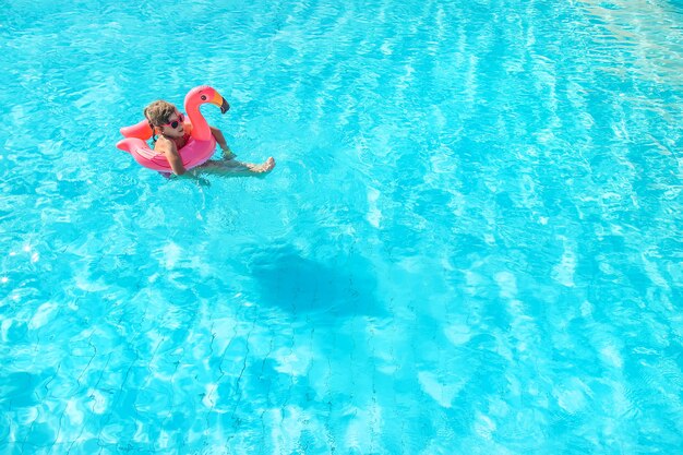 El niño nada y se zambulle en la piscina.