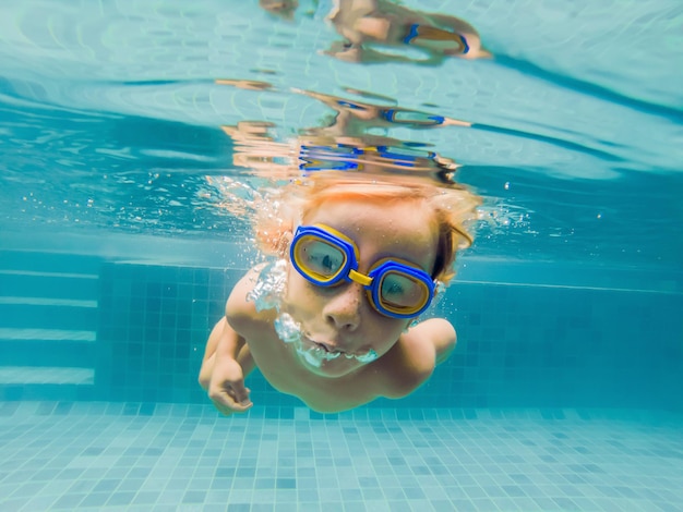 un hombre en Gafas de sol disfruta verano al aire libre, nadando en un  piscina generado por ai 28689757 Foto de stock en Vecteezy