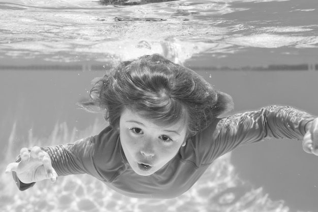 Niño nadando y buceando bajo el agua Retrato bajo el agua en la piscina