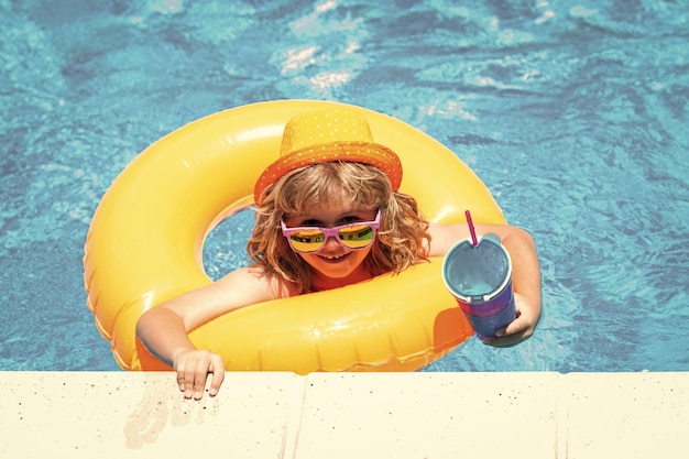 Niño nadando y jugando en una piscina Niño jugando en la piscina Concepto de vacaciones de verano Retrato de niños de verano