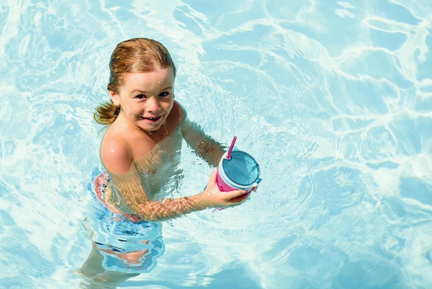 Niño nadando en piscina niños vacaciones de verano atracciones de verano concepto piscina