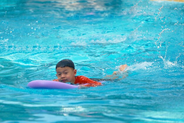 Niño nadando en la piscina