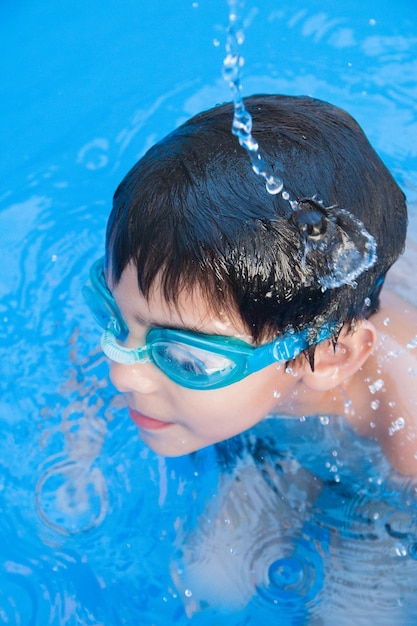 Niño nadando en la piscina