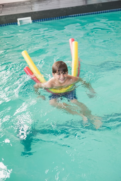 Niño nadando en la piscina