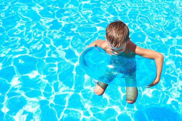 niño nadando en la piscina