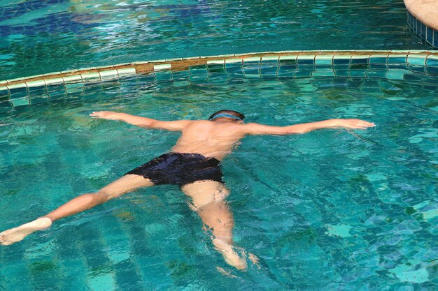 niño nadando en la piscina