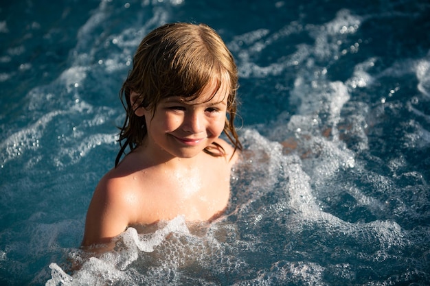Niño nadando vacaciones de verano para niños en la piscina