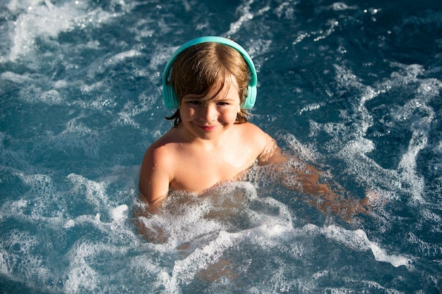 Niño nadando vacaciones de verano para niños en la piscina