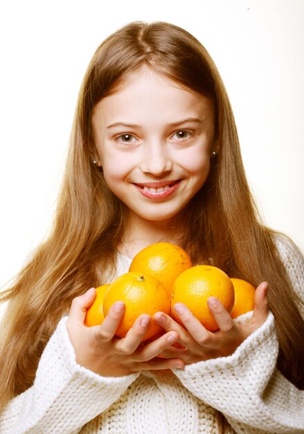 Niño con naranjas