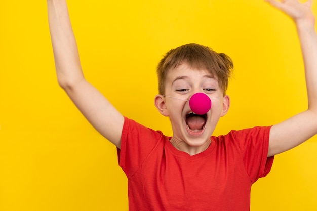 Niño con nariz de payaso divirtiéndose