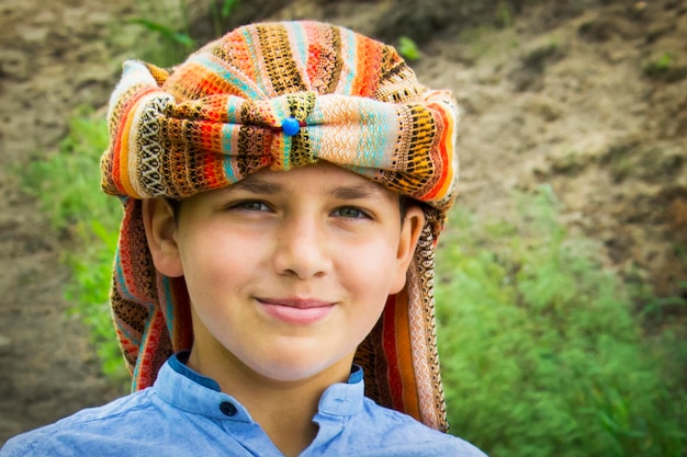 Un niño en la naturaleza disfrazado de hindú.