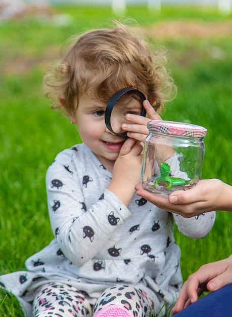 Niño en la naturaleza con un lagarto Enfoque selectivo