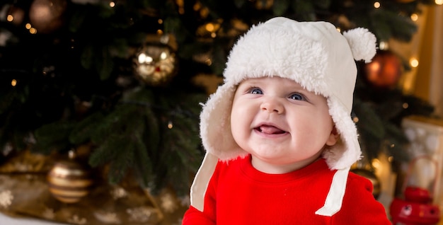 Niño de Navidad se ríe y muestra la lengua.