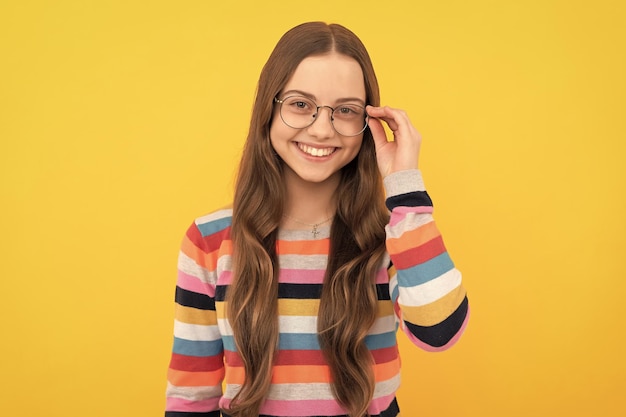 Niño nerd colegiala feliz en anteojos para la corrección de la visión de la visión