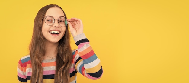 Foto niño nerd de colegiala feliz en anteojos para la vista de la vista niño cara cartel horizontal adolescente chica aislado retrato banner con espacio de copia