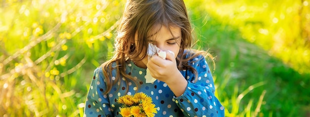 Niño niña alérgica a las flores Enfoque selectivo