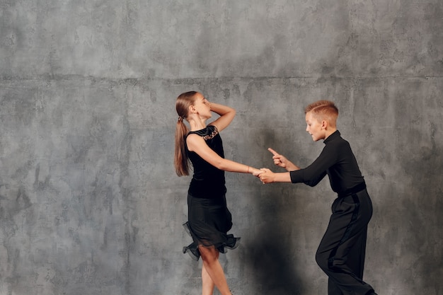 Niño y niña bailando baile de salón Jive.