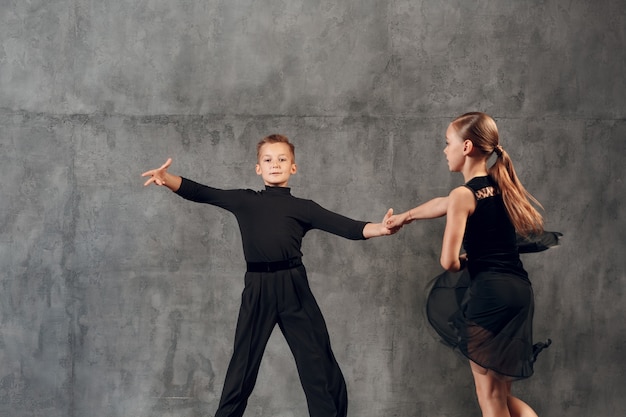 Niño y niña bailando baile de salón Jive.