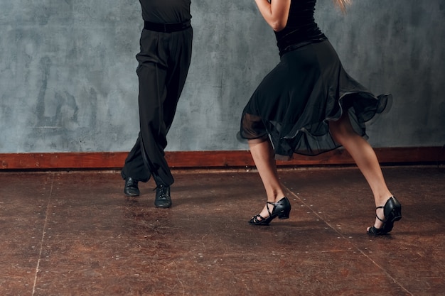 Foto niño y niña bailando baile de salón jive.