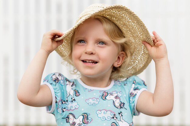 Niño niña bebé en un sombrero de paja