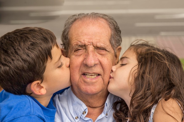 Foto niño y niña besándose abuelo