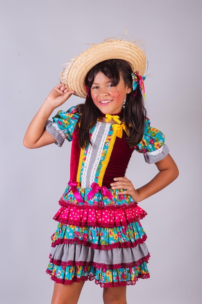 Foto niño niña brasileña con festa junina ropa vertical retrato de medio cuerpo