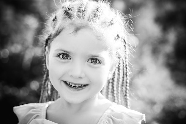 Niño niña con cabello elegante cuerda rastas niño con peinado de moda sobre fondo borroso aventajar