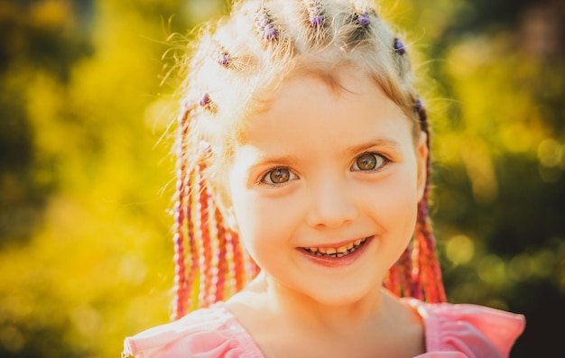 Niño niña con cabello elegante cuerda rastas niño con peinado de moda sobre fondo borroso aventajar