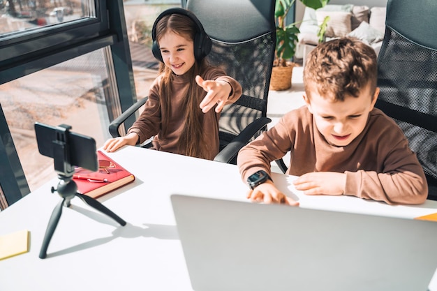 Niño y niña, en, computador portatil