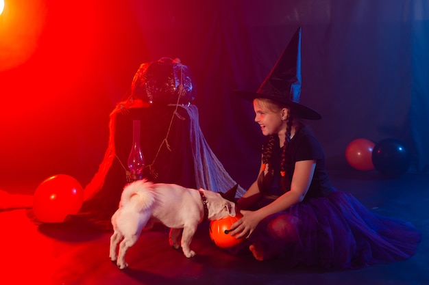 Niño niña divertida en bruja de disfraces de halloween jugando con jack spooky calabazas niebla y jack