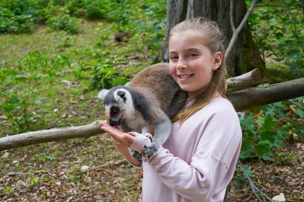 Niño niña divirtiéndose con anilla cola animal lemur