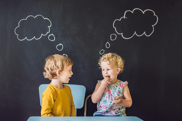 El niño y la niña están pensando, eligiendo