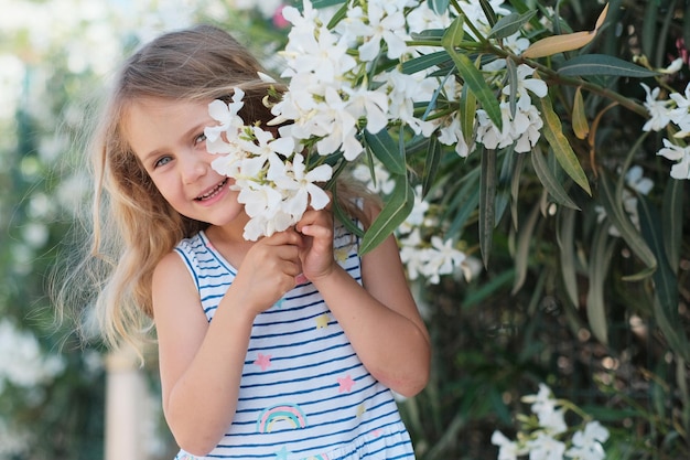 Niño niña con flores blancas naturaleza de verano