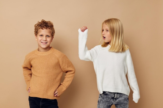 Niño y niña gesticulan con las manos juntas estilo de vida inalterado