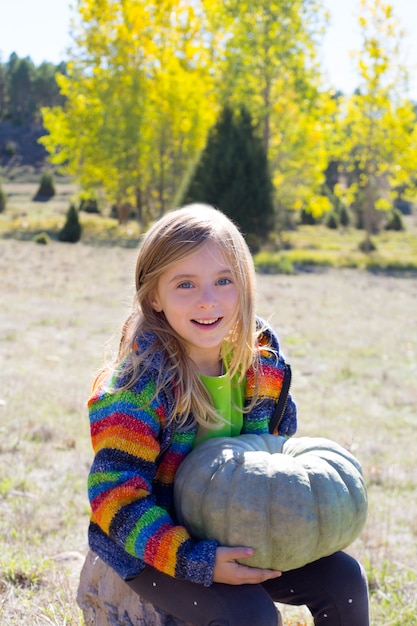 Niño niña hoding halloween calabaza en al aire libre