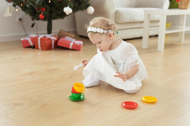 Niño niña con implante coclear juega en casa escucha discapacidad y diversidad y copia de audífono sp