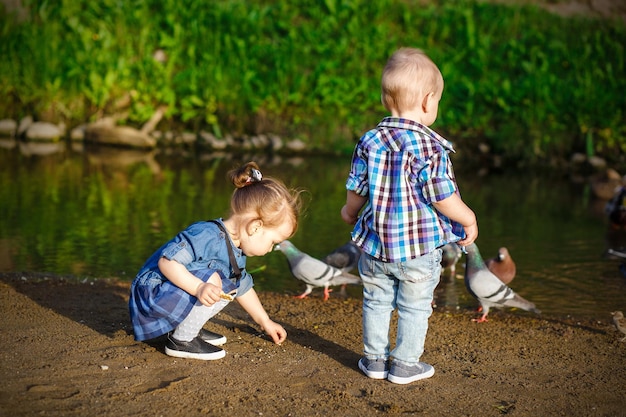 niño y niña jugando en el jardín