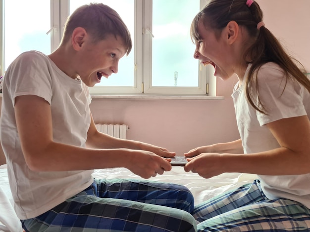 Niño y niña luchan por la adicción a la computadora con panel táctil