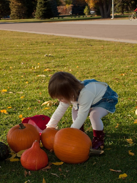 Foto niño niña en el parque otoño.