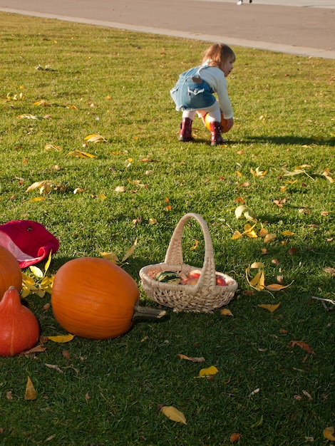 Niño niña en el parque otoño.